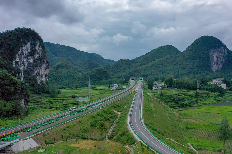 Hubei: Transformação de caminho em avenida em Enshi deixa cidade mais rica 