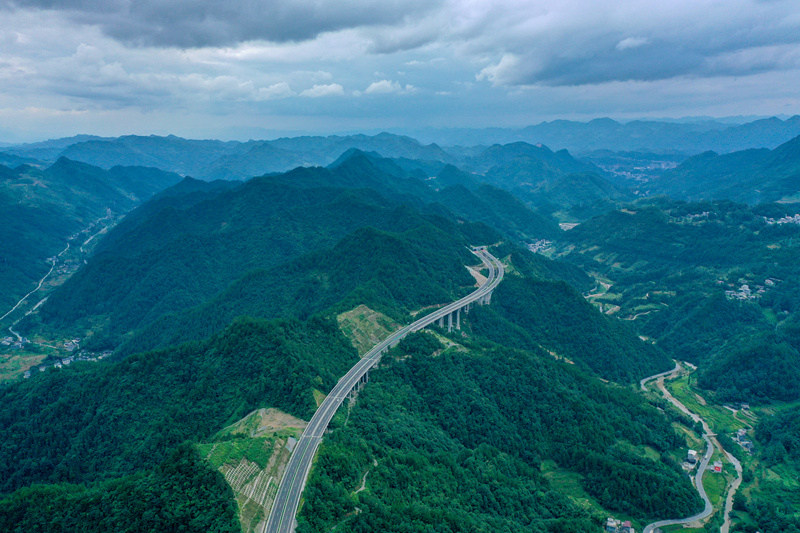Hubei: Transformação de caminho em avenida em Enshi deixa cidade mais rica 