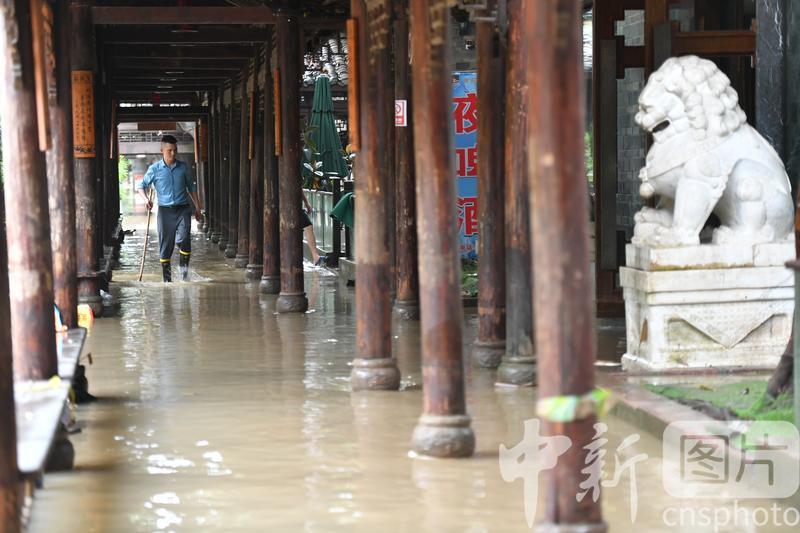 Buda Gigante de Leshan inundado pelas cheias