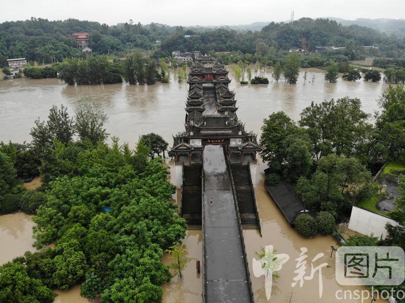 Buda Gigante de Leshan inundado pelas cheias