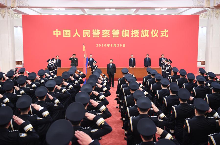 Xi confere bandeira à força policial da China
