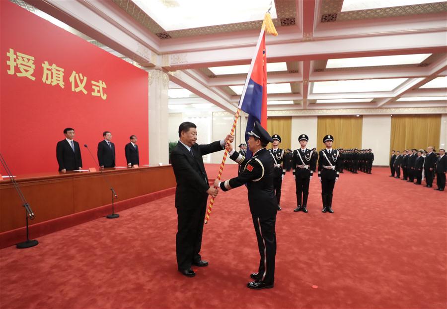 Xi confere bandeira à força policial da China