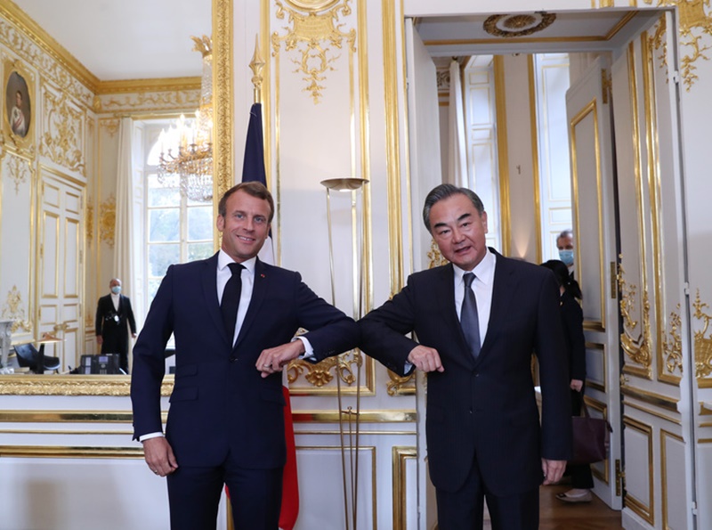 Presidente francês encontra-se com Wang Yi
