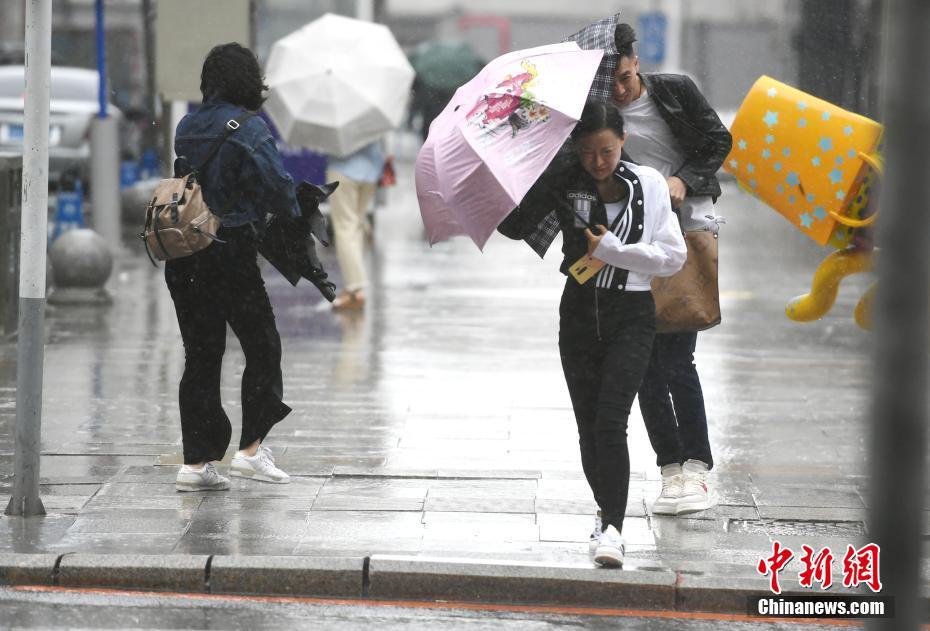 Muitos lugares enfrentam tempestades devido ao Tufão Maysak