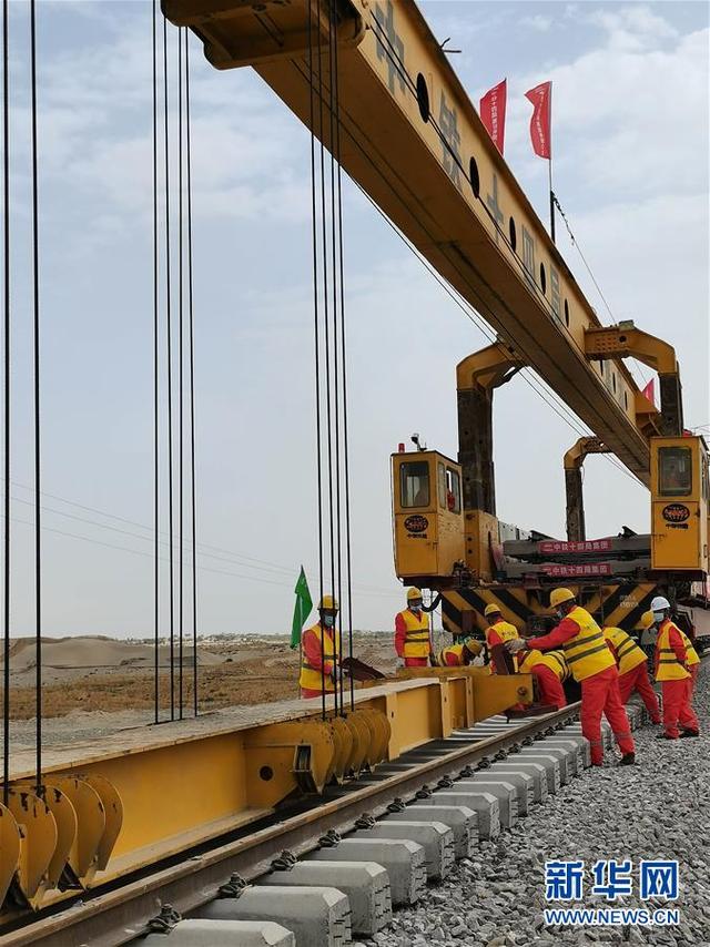 Nova ferrovia no sul de Xinjiang faz incursão no maior deserto da China