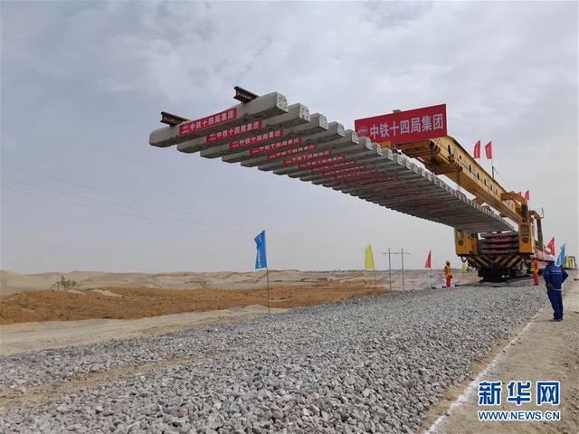 Nova ferrovia no sul de Xinjiang faz incursão no maior deserto da China