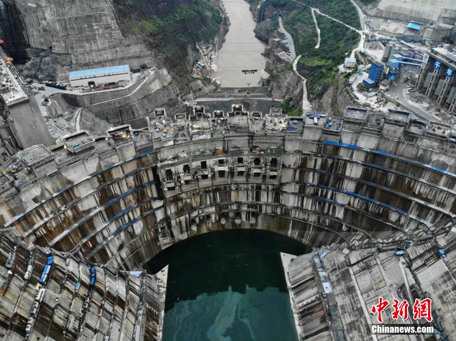 Estação Hidrelétrica de Baihetan, a maior usina hidrelétrica do mundo em construção, está em pleno andamento