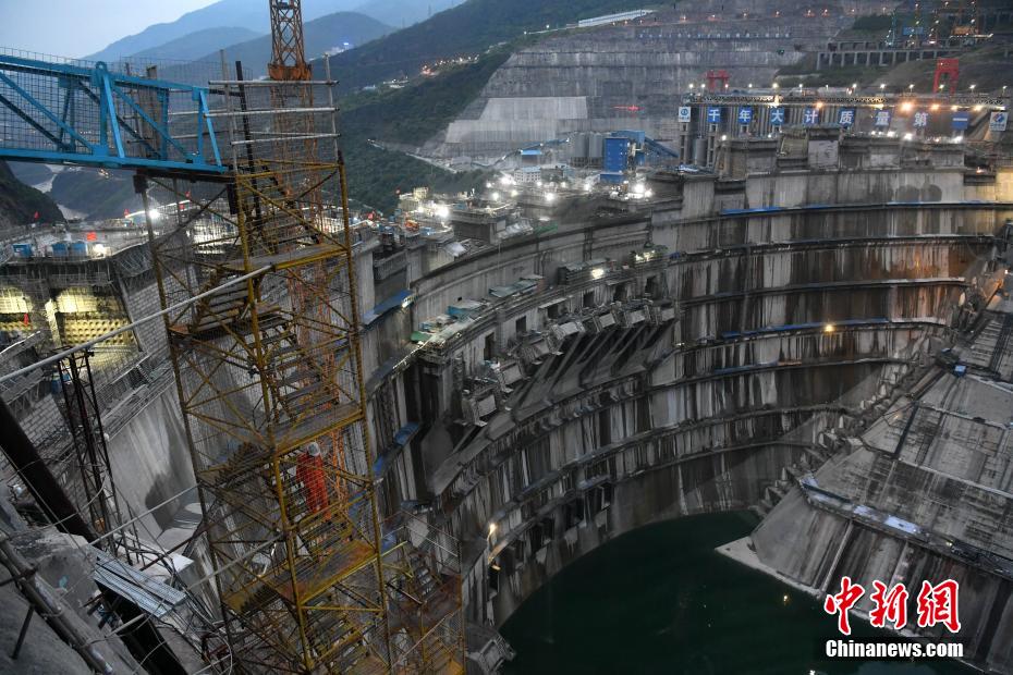 Estação Hidrelétrica de Baihetan, a maior usina hidrelétrica do mundo em construção, está em pleno andamento