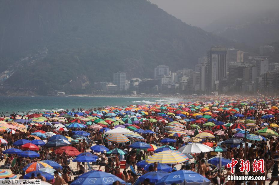 Brasileiros se reúnem na praia apesar da proibição da epidemia