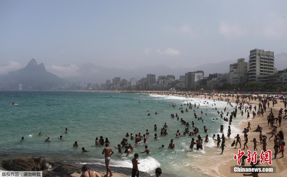 Brasileiros se reúnem na praia apesar da proibição da epidemia