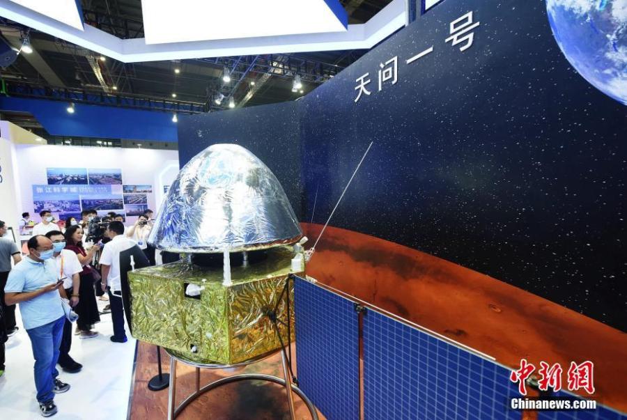Modelo da sonda de Marte Tianwen-1 em exibição em Shanghai