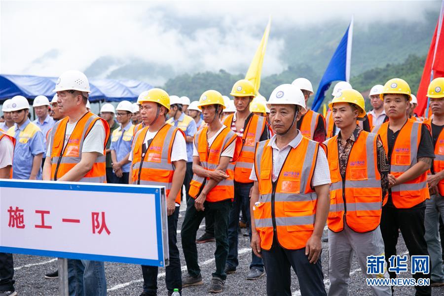 Último túnel extenso da ferrovia China-Laos foi concluído