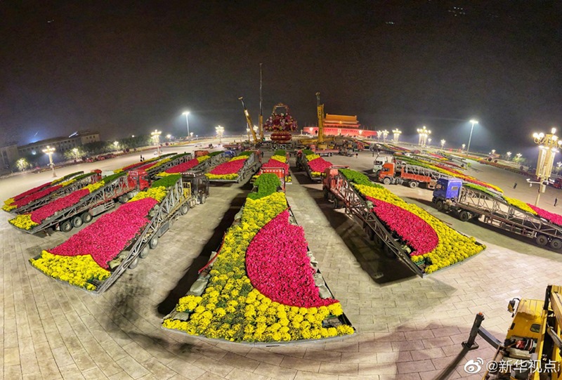 Grande cesta de flores do Dia Nacional da Praça Tiananmen ganha forma