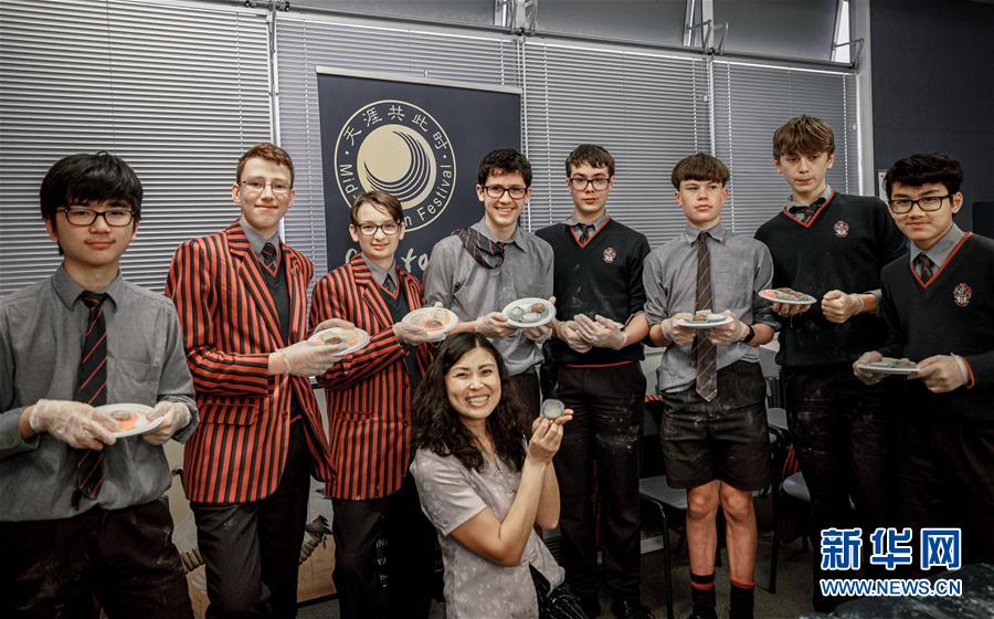 Estudantes da Nova Zelândia experienciam atividade de confeção de bolos da lua