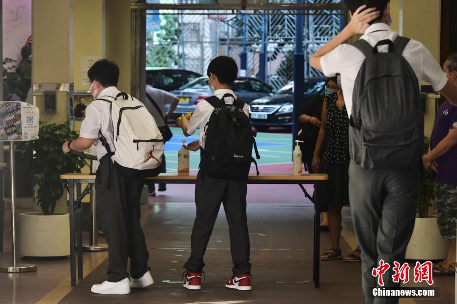 Hong Kong retoma parcialmente as aulas