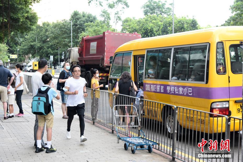 Hong Kong retoma parcialmente as aulas