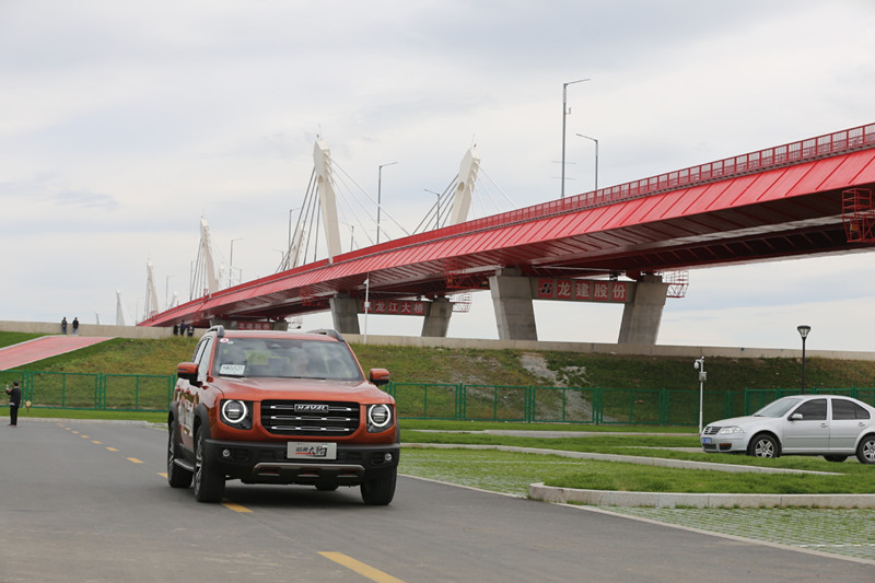 Primeira ponte rodoviária China-Rússia está pronta para tráfego