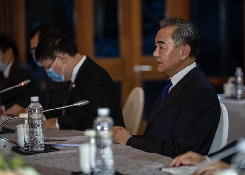 Chanceler chinês se reúne com enviado especial do presidente indonésio