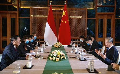 Chanceler chinês se reúne com enviado especial do presidente indonésio