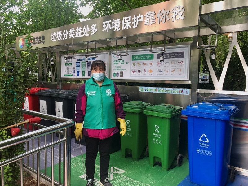 Voluntários participam de separação do lixo em comunidade de Beijing

