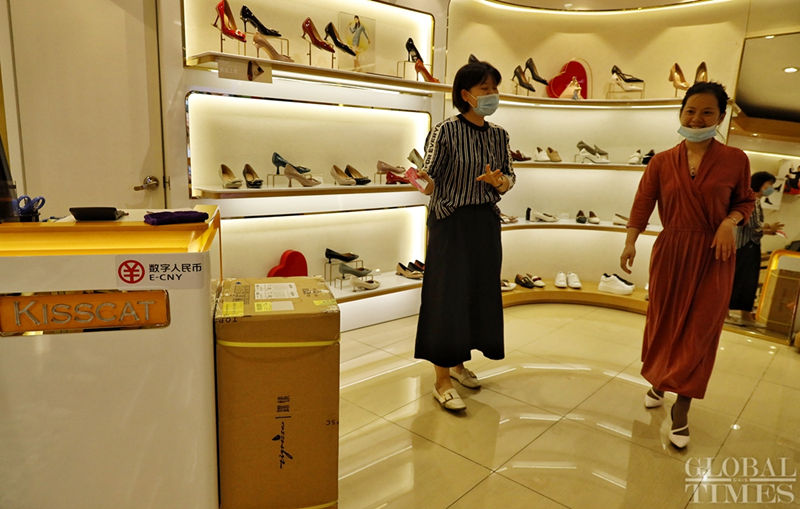 Residentes de Shenzhen experimentam RMB digital nas lojas