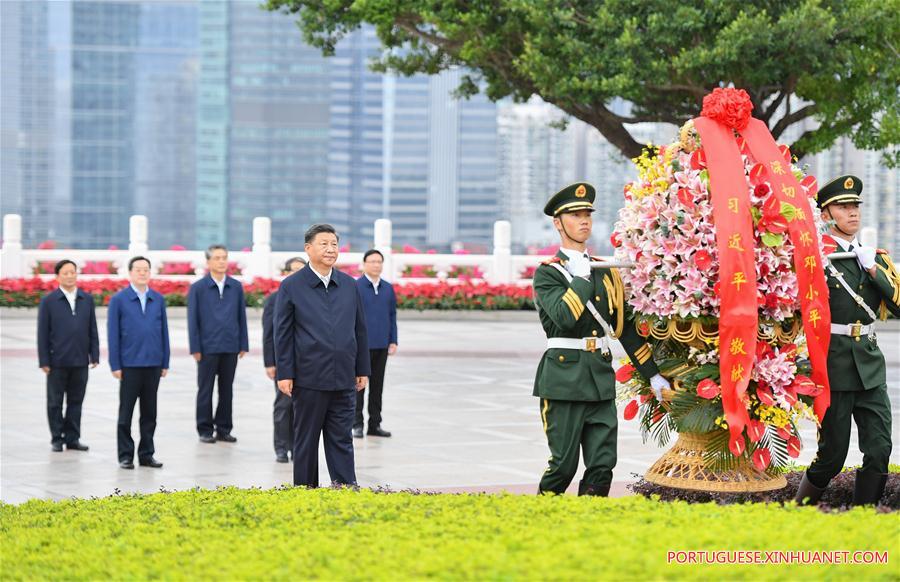 Xi oferece flores à estátua de Deng Xiaoping em Shenzhen

