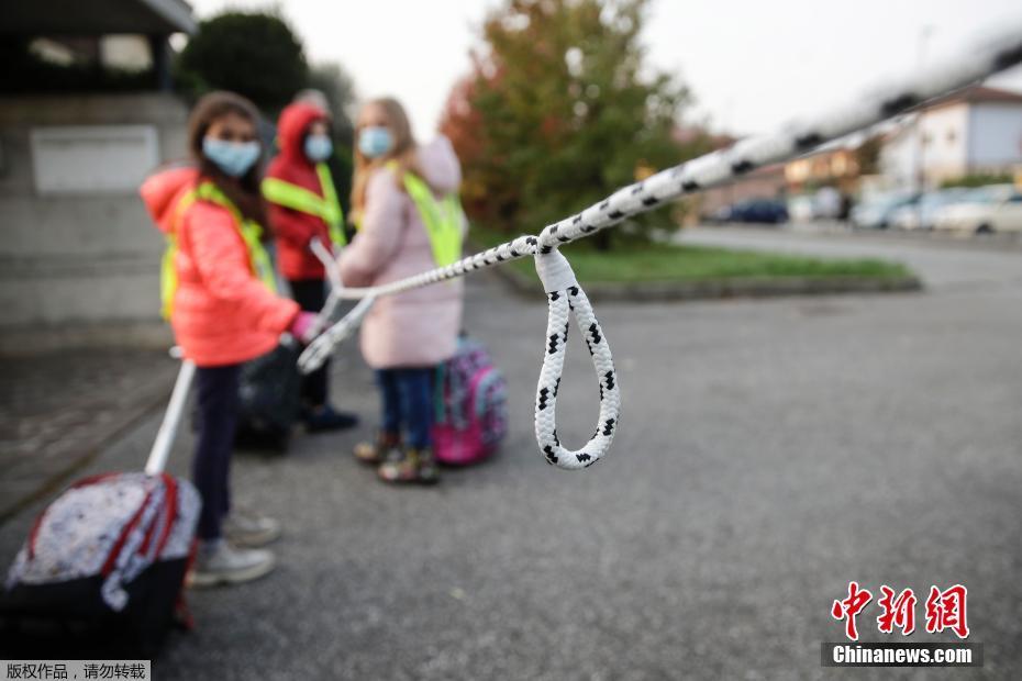 Alunos de escolas primárias italianas mantêm distância social durante pandemia