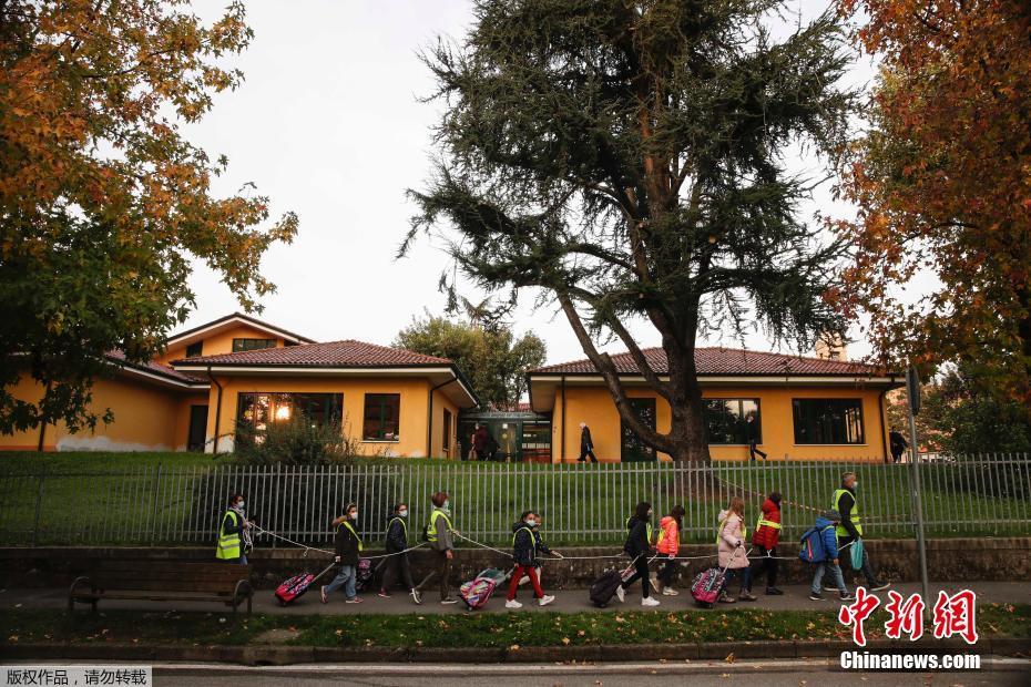Alunos de escolas primárias italianas mantêm distância social durante pandemia