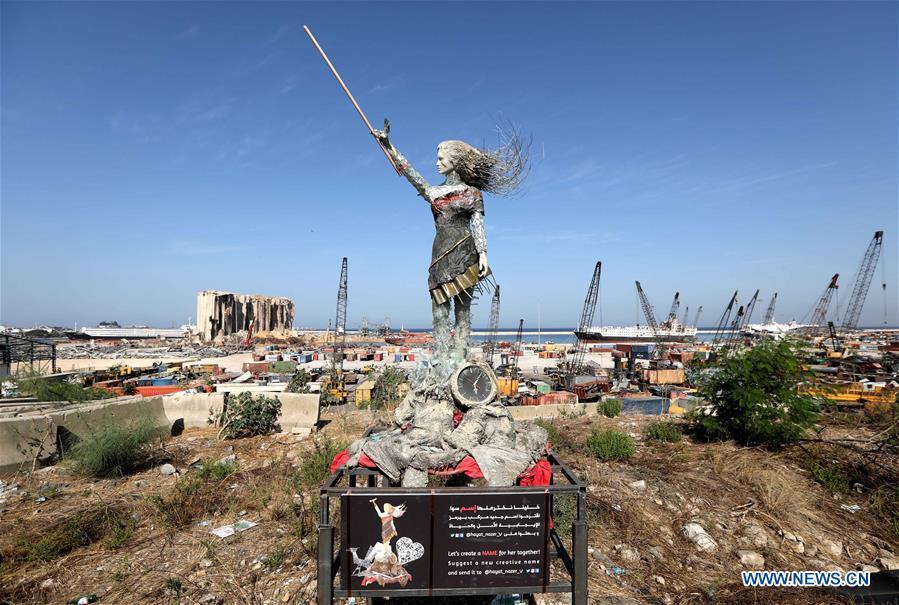 Artistas libaneses criam estátua composta por escombros de explosão do porto de Beirute