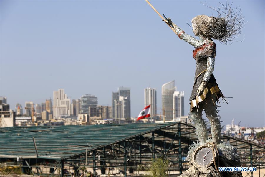 Artistas libaneses criam estátua composta por escombros de explosão do porto de Beirute