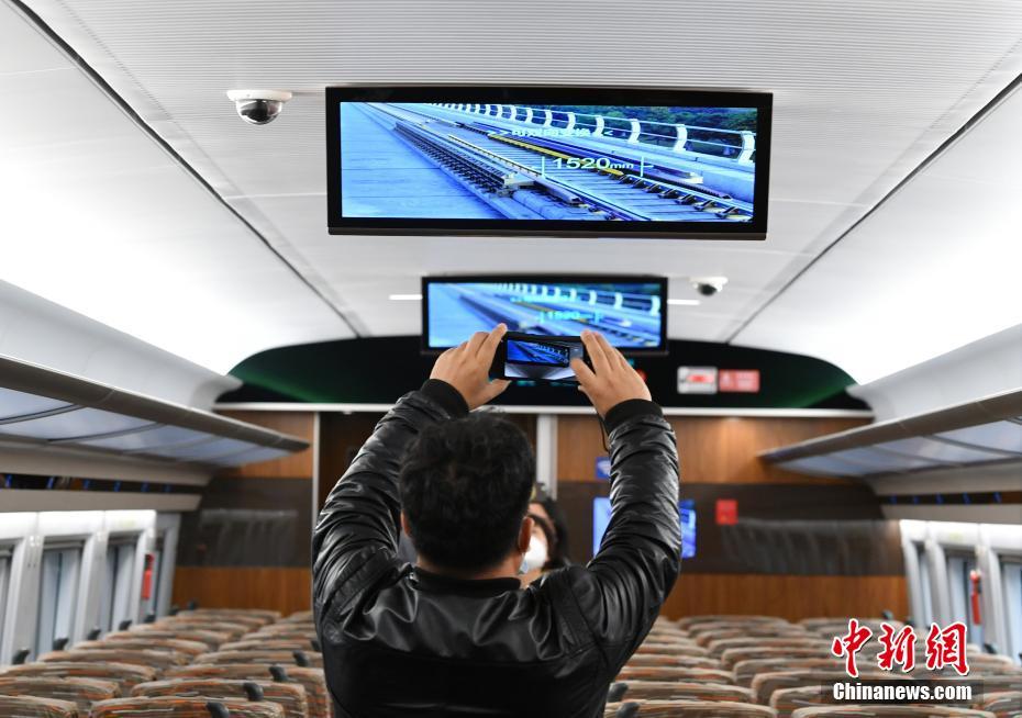 China: trem-bala de bitola variável de 400km/h deixa linha de produção