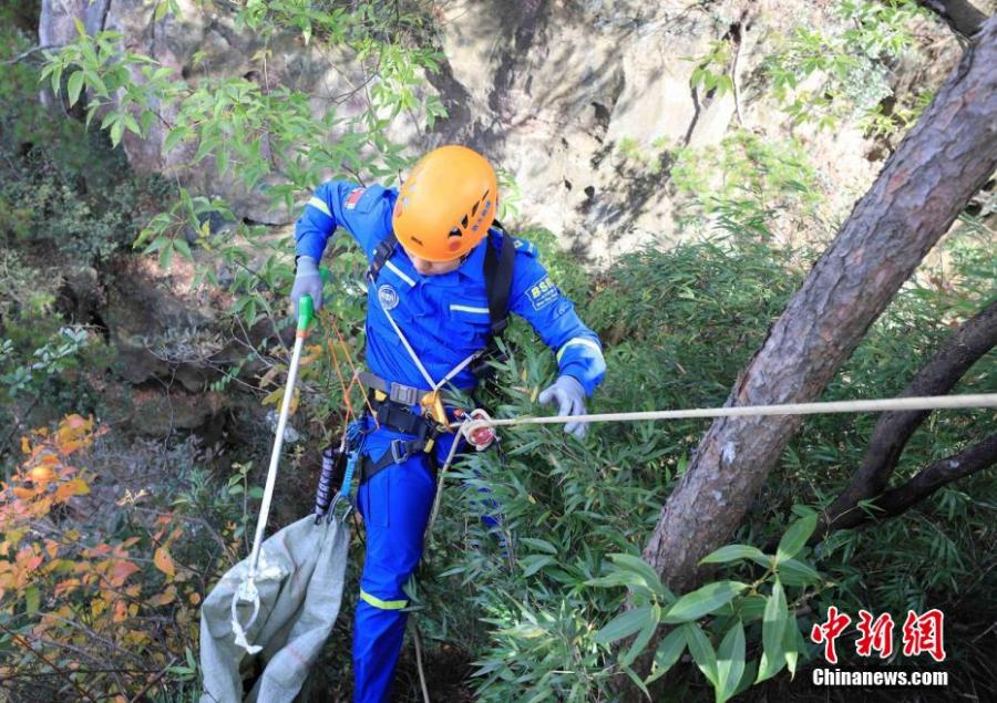 Equipe de resgate Blue Sky retira lixo em penhasco de Zhangjiajie