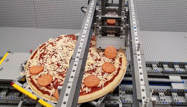 Pai e filho canadenses criam máquina de pizza com blocos de LEGO