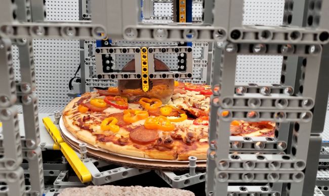 Pai e filho canadenses criam máquina de pizza com blocos de LEGO