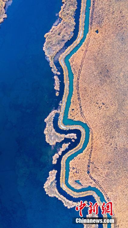 Xinjiang: paisagem outonal no Lago Bosten