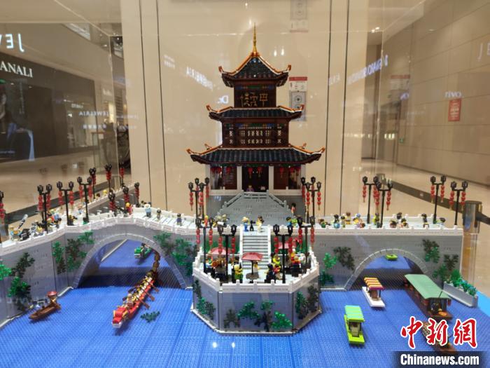 Construtor chinês monta em 760 horas atração turística de Guizhou com Lego