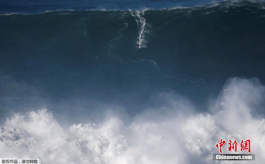 Surfistas portugueses desafiam ondas gigantes na Nazaré