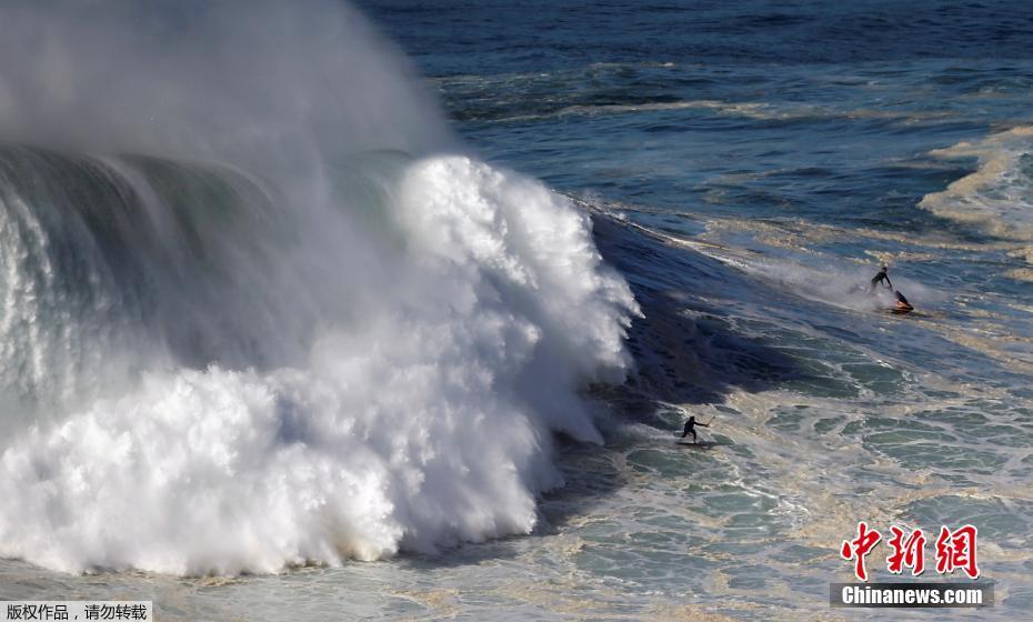 Surfistas portugueses desafiam ondas gigantes na Nazaré