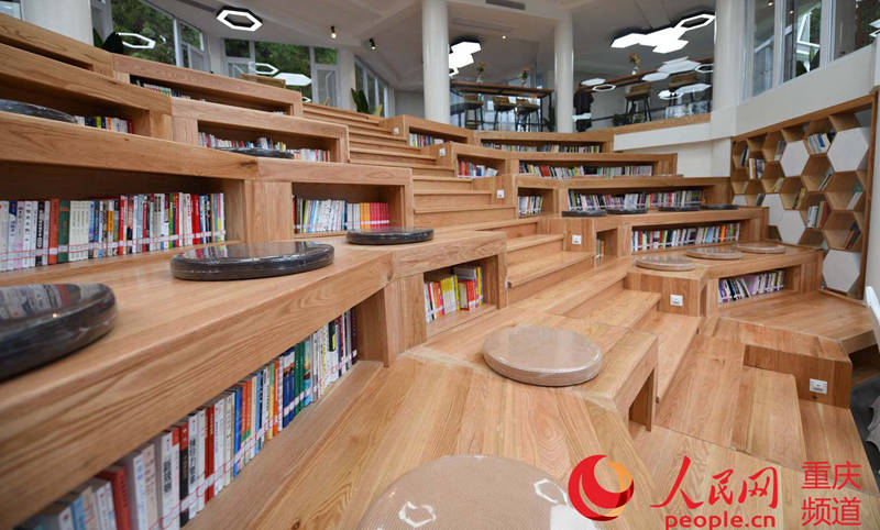 Chongqing: biblioteca instalada em área de serviço em região florestal