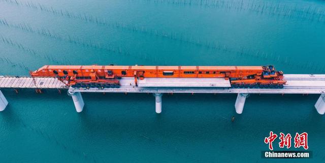 Primeira máquina de transporte e montagem de vigas de caixa de mil toneladas inicia assentamento offshore