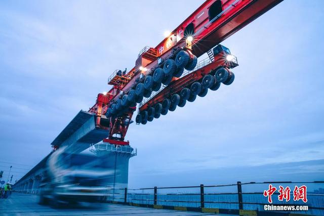 Primeira máquina de transporte e montagem de vigas de caixa de mil toneladas inicia assentamento offshore