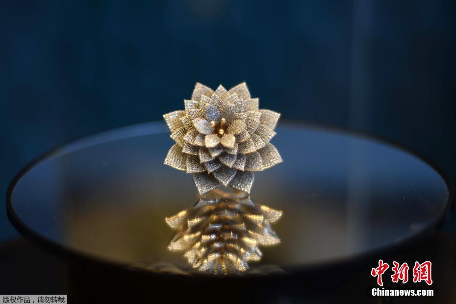  Joalheiro indiano cria anel em forma de flor composto por 7.801 diamantes