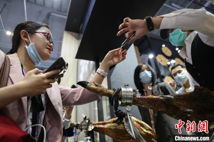 Degustação de alimentos atrai público na 3ª Feira Internacional de Importação da China