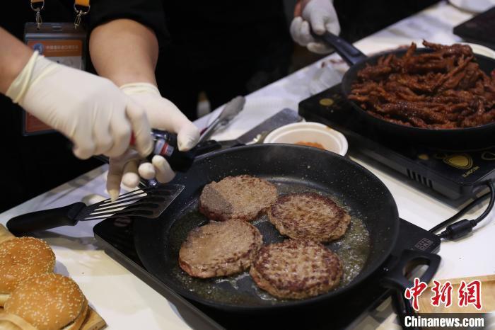 Degustação de alimentos atrai público na 3ª Feira Internacional de Importação da China