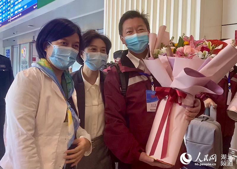 Médicos chineses voltam para casa depois de ajudarem na luta contra COVID-19 em Angola e Lesoto