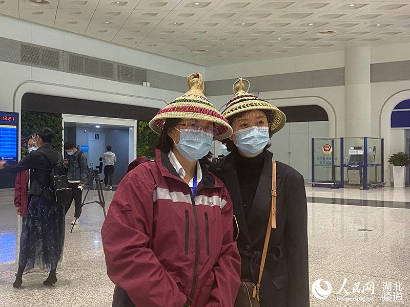 Médicos chineses voltam para casa depois de ajudarem na luta contra COVID-19 em Angola e Lesoto