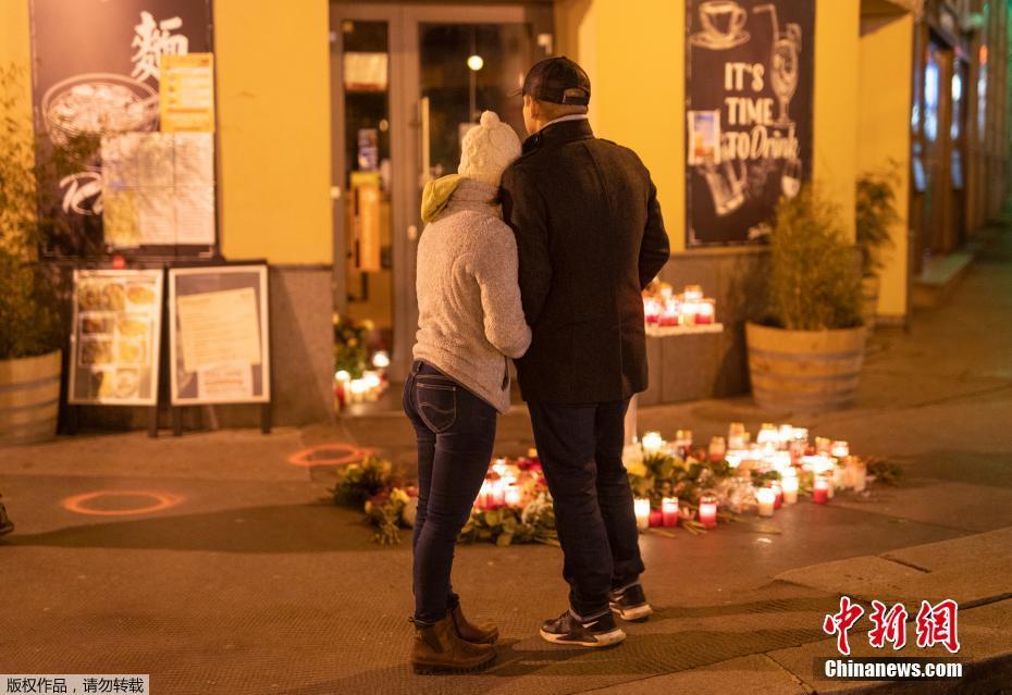 Pessoas lamentam vítimas do ataque terrorista de Viena