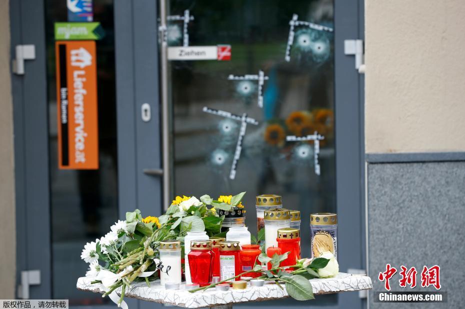 Pessoas lamentam vítimas do ataque terrorista de Viena