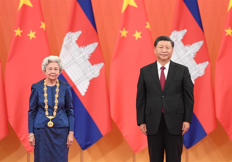 Xi concede medalha de amizade à rainha-mãe cambojana