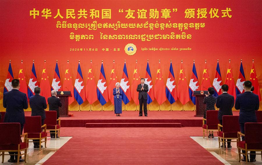 Xi concede medalha de amizade à rainha-mãe cambojana